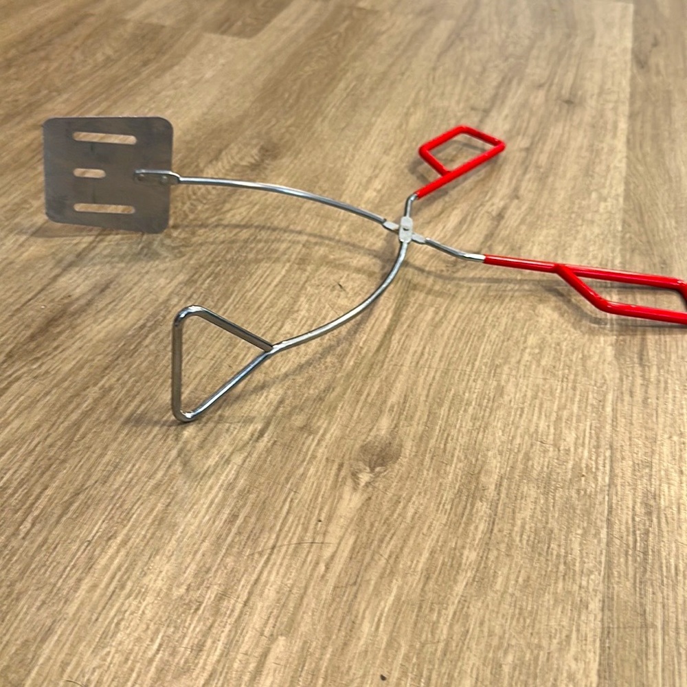 Kitchen/grilling cooking utensil to pick up food with during the cooking process